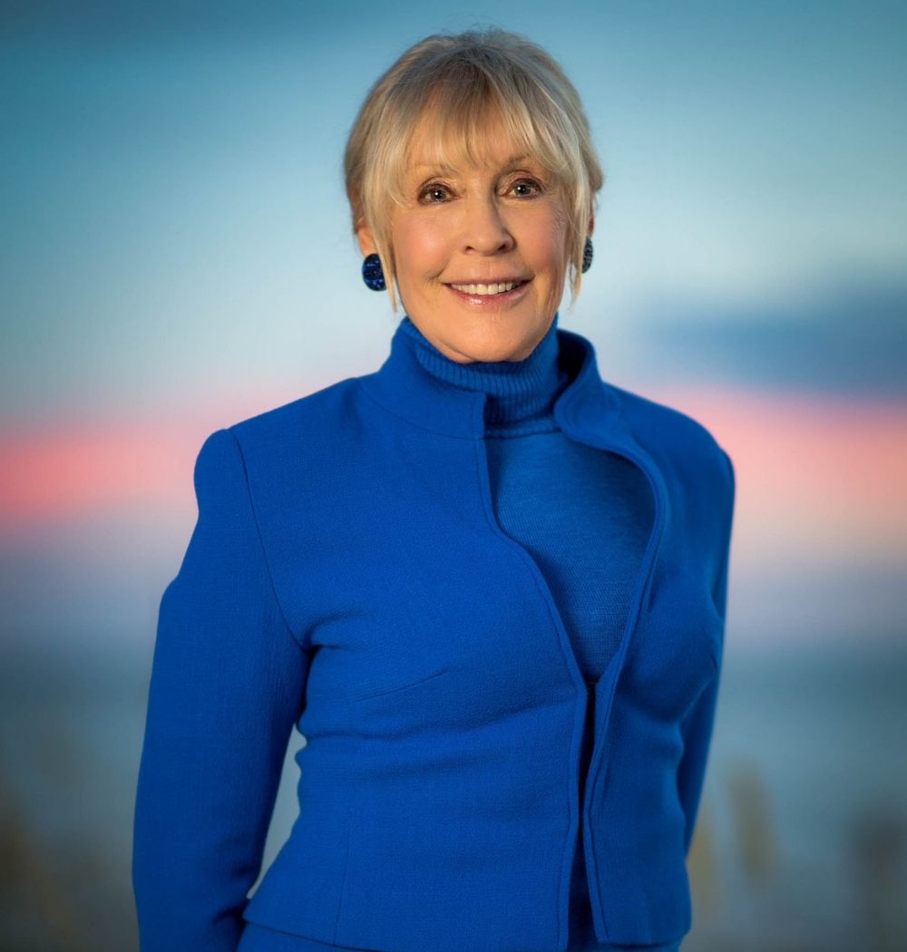 Portrait of contemporary glass artist Trish Duggan